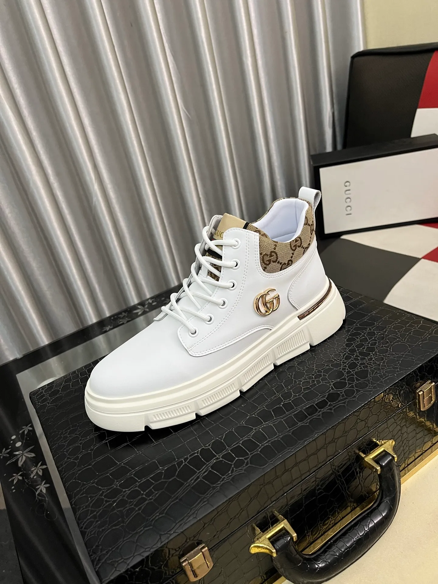 Men's shoes💰440⌚️⌚️[GUCCI] Gucci men's casual shoes are absolutely popular🔥The ultimate matching item for trendy men! The charm of super texture is irresistible, the main recommendation, the flower leather color is bright! The upper is made of high-quality cowhide + breathable fabric, sheepskin feet, wear-resistant rubber sole, noble and elegant! Extremely comfortable🎁🎁You can be as handsome as you want💪 38-442️⃣colors available